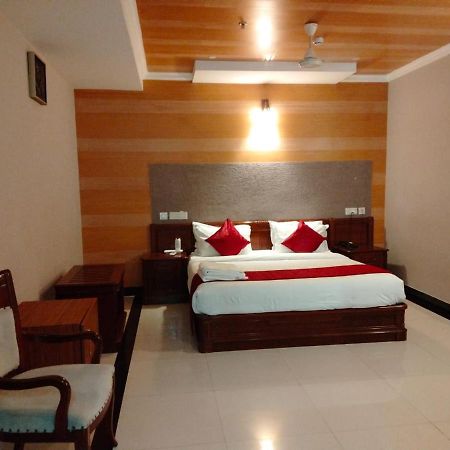 Hotel Jyothis Regency Palakkad Exteriör bild