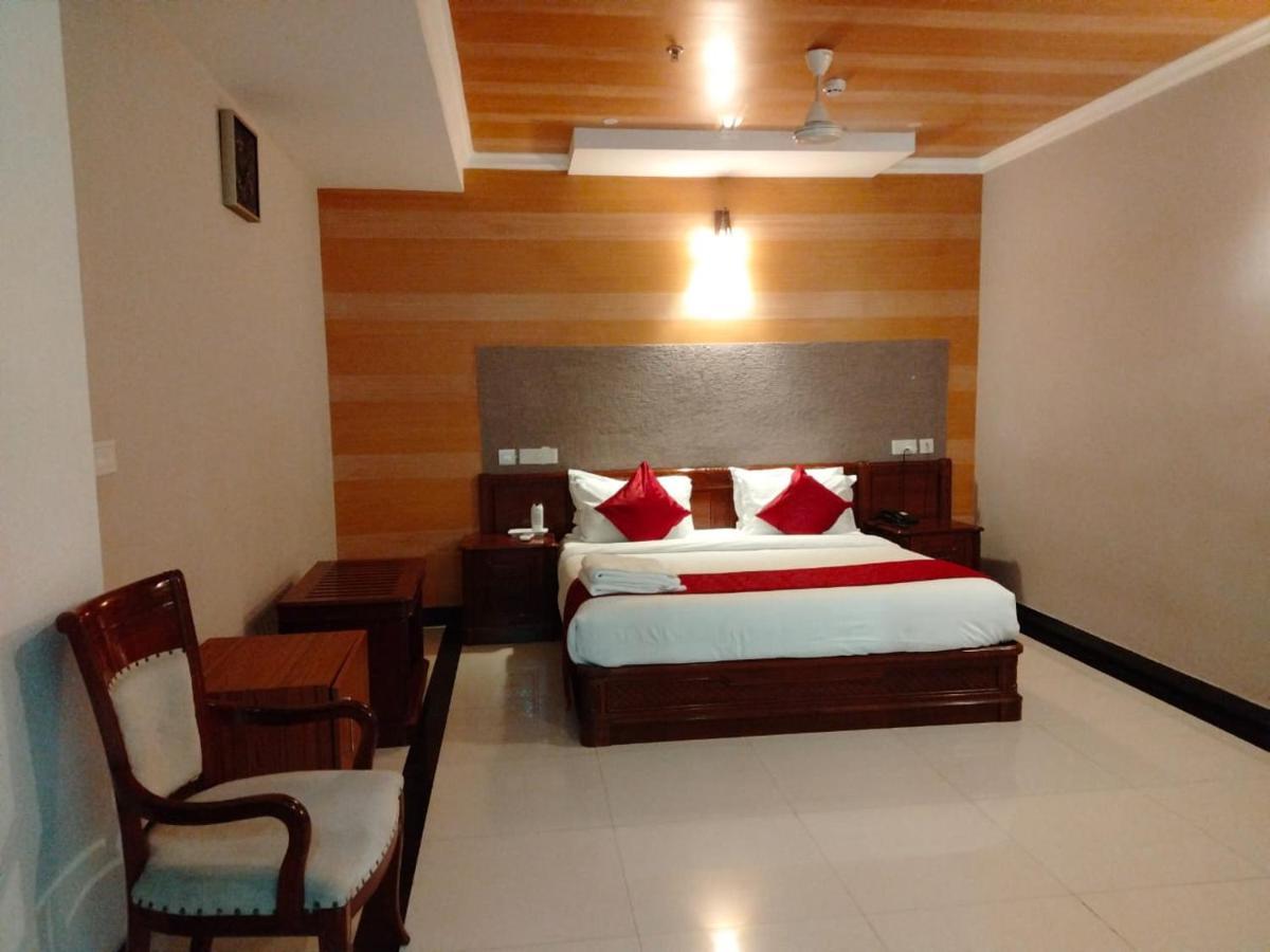 Hotel Jyothis Regency Palakkad Exteriör bild