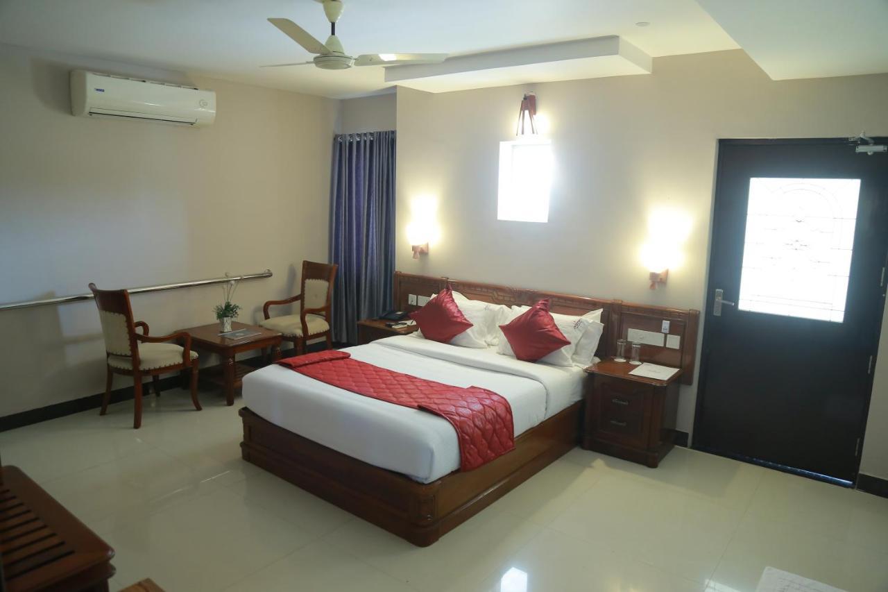 Hotel Jyothis Regency Palakkad Exteriör bild